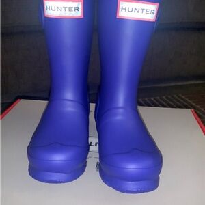 New in box!! Rain boots for kids. Size 8B/9G.
UK size- 7

Color- Cobalt